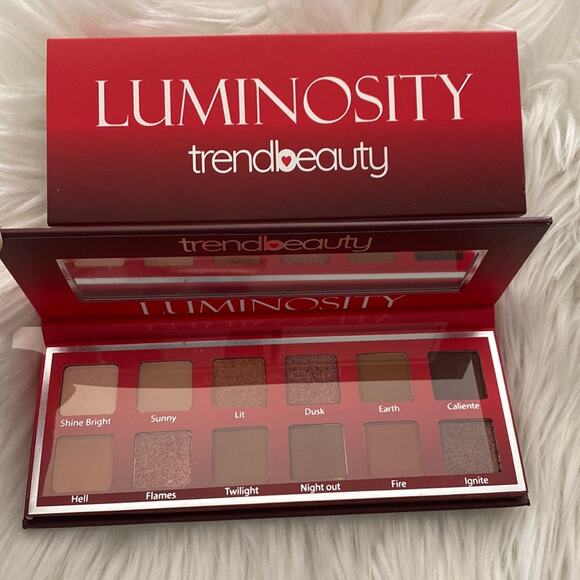 Trendbeauty | LUMINOSITY Eyeshadow palette NIB - Picture 2 of 5